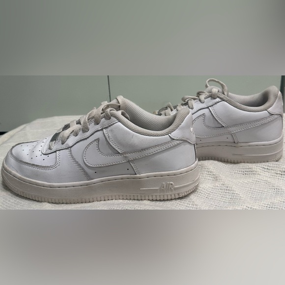 NIKE Size 5.5 Youth Boys White Air Force One Monotone Low-Rise Lace Up Sneakers - Picture 13 of 14